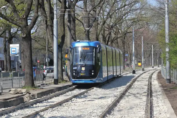 Nowoczesny tramwaj MPK Wrocław na torach. Aplikacja MPK Wrocław ułatwia podróżowanie po mieście.