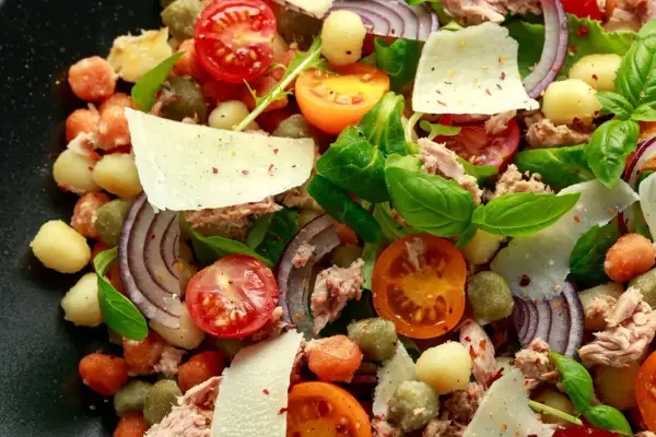Kolorowe sałatki na chrzciny: pomidorki, tuńczyk, parmezan i świeża bazylia. Idealne na rodzinne przyjęcie.