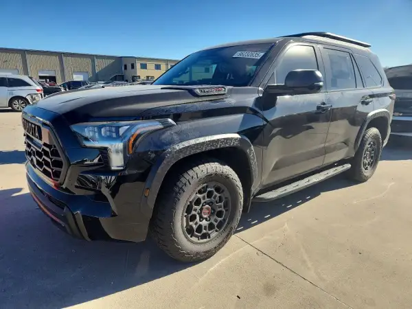 Czarny Toyota Sequoia TRD Pro gotowy na przygodę. Potężny SUV z agresywnym grillem i terenowymi oponami.