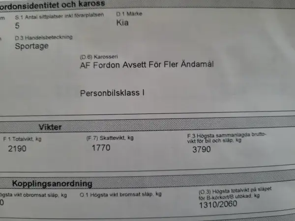 Registreringsbevis del 1 för en Kia Sportage, personbilsklass I. Visar viktinformation och kopplingsanordning.