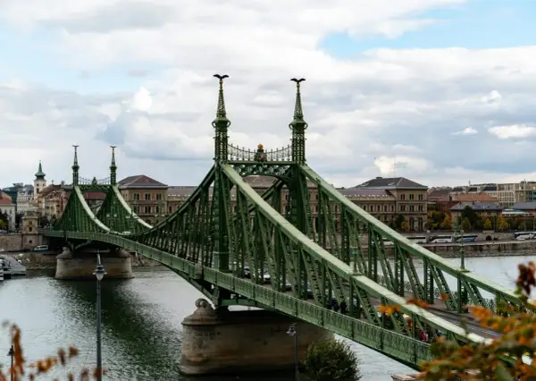 Zielony most w Budapeszcie nad rzeką Dunaj, z charakterystycznymi orłami na szczytach wież.