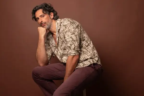 Un attore napoletano, con un'espressione pensierosa, pronto per una nuova avventura teatrale.