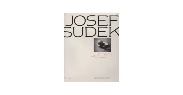 Okładka książki z napisem JOSEF SUDEK, małym zdjęciem gruszki i podpisem.