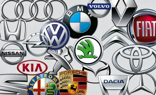 Kolekcja znaczków znanych marek samochodów: Audi, BMW, Volvo, Renault, Fiat, Toyota, Skoda, Mazda, Dacia, Peugeot, Kia, Nissan, Honda, Opel, Alfa Romeo, Mercedes-Benz, Volkswagen.