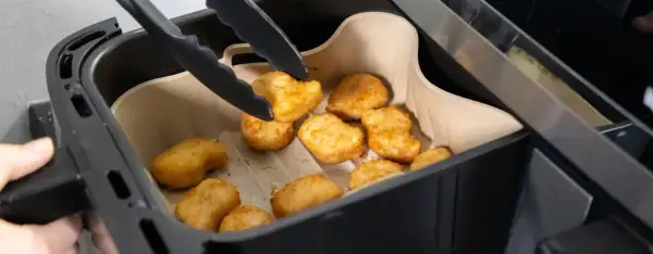 Kycklingnuggets i airfryer, gyllene och krispiga. Enkla att tillaga för en snabb måltid.
