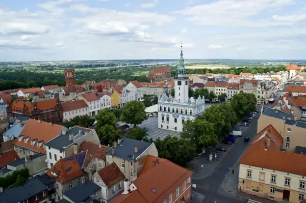Urokliwy rynek z ratuszem i wieżą, otoczony kolorowymi kamienicami. To miasto zakochanych w Polsce, gdzie historia splata się z pięknem.
