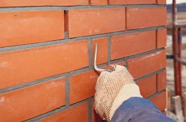 Czym uszczelnić pęknięty komin? Skuteczne metody na trwałą naprawę