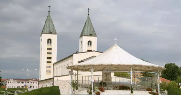 Kościół w Medziugorie z dwoma wieżami i zadaszoną sceną. Miejsce pielgrzymek, gdzie wierni doświadczają objawienia w Medziugorie.