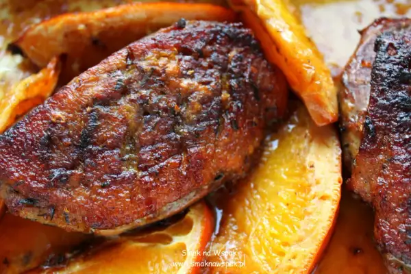 Soczysta kaczka w pomarańczach, pieczona do perfekcji, z chrupiącą skórką i aromatycznym sosem.