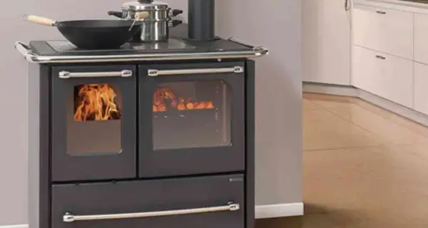 Poêle à bois avec feu vif. Utile pour savoir comment nettoyer un tuyau de poêle à bois.