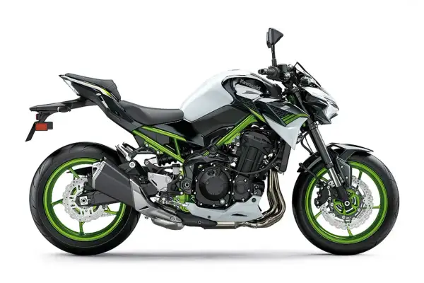 Kawasaki Z900 blanca y negra con detalles verdes. El peso de esta moto es ideal para maniobrar con agilidad.