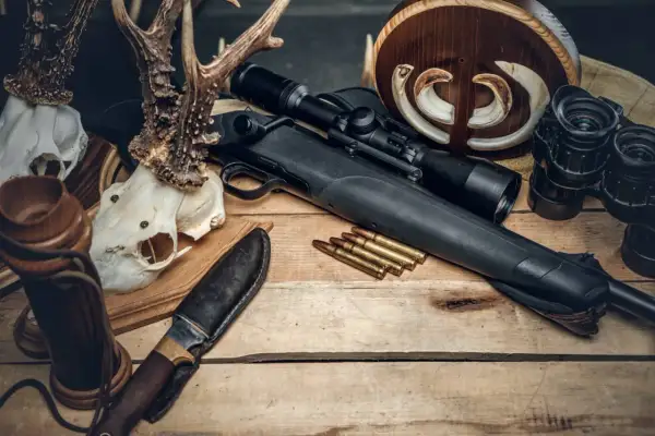 Karabin z lunetą, naboje, nóż, czaszki zwierząt i dzika – to wszystko, czego potrzebujesz, by zdobyć najlepszą broń i wyruszyć na polowanie.