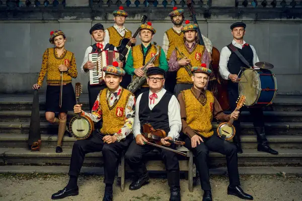 Warszawskie combo taneczne w szkockich beretach gra na instrumentach: banjo, skrzypcach, akordeonie, saksofonie, kontrabasie i bębnach.