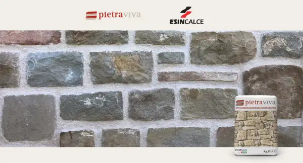 Muro in pietra con malta per tufo a faccia vista. Sacchi di malta Pietraviva e Esincace in primo piano.