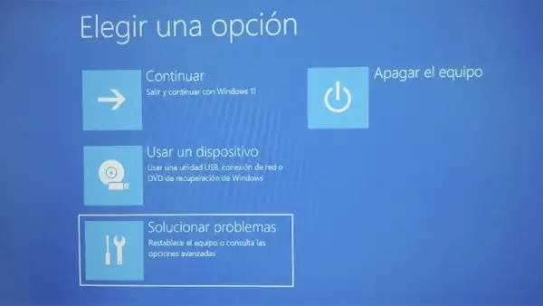 Pantalla de opciones de Windows 11: Continuar, Usar un dispositivo, Solucionar problemas. Útil para saber como saber si Windows 11 está activado.