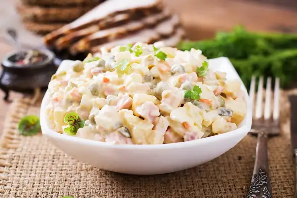 Pyszna sałatka jarzynowa, idealna na każdą okazję. Kiedy robic salatke jarzynowa? Gdy masz ochotę na coś pysznego!