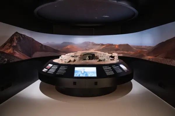 Maqueta de un paisaje volcánico con un astronauta, parte de la exposición "la casa de los volcanes".