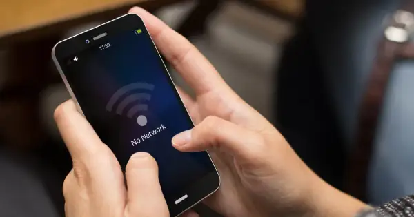 Ręce trzymają smartfon z komunikatem "No Network". Zastanawiasz się, **vowifi co to** jest i dlaczego nie działa?