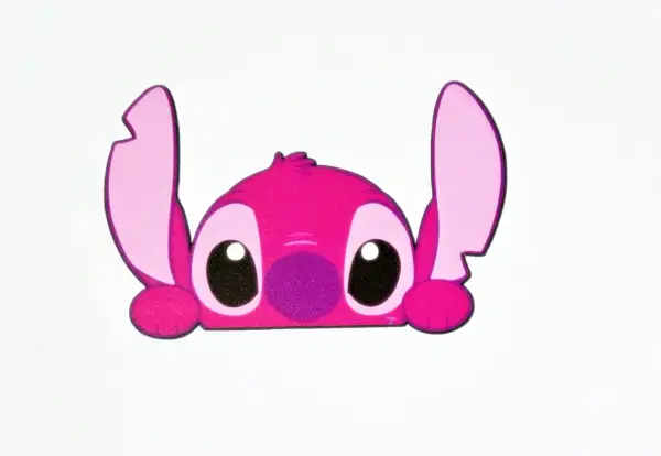Urocza naklejka Stitch w kolorze różowym, idealna, by jak zamaskować pęknięcie zderzaka naklejką typu stitch.