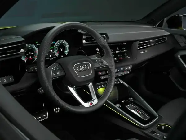 Wnętrze nowego Audi A3: cyfrowy kokpit, sportowa kierownica i nowoczesna konsola środkowa.