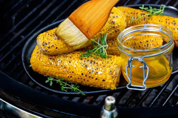 Grilla majskolv på grillen, pensla med smält smör och garnera med färska örter. En härlig sommardessert!