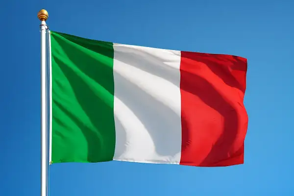 Bandiera italiana sventola nel cielo azzurro. Anche se il 6 gennaio si lavora, la patria è sempre presente.