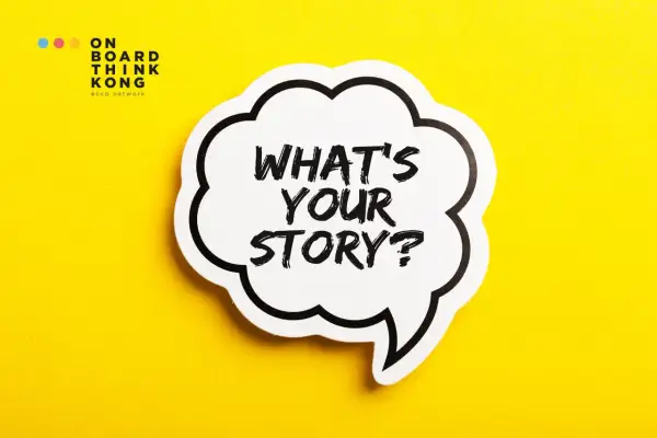 Chmurka z napisem "What's your story?" na żółtym tle. To pytanie zachęca do storytellingu, czyli opowiadania historii.