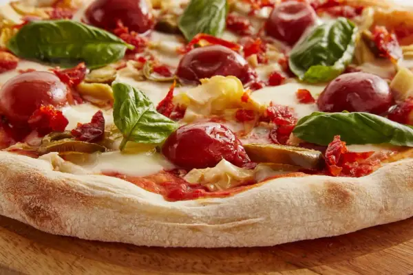 Pyszna pizza w stylu rzymskim z pomidorkami, mozzarellą i bazylią. Idealna na letni wieczór.