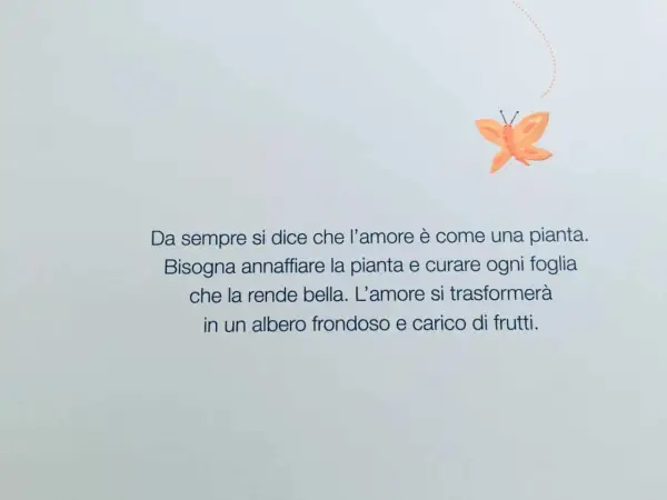 Farfalla arancione vola sopra un testo che parla di come l'amore, come una pianta, ha bisogno di cure e attenzioni per crescere e dare frutti. Un bisogno di amore che trasforma.