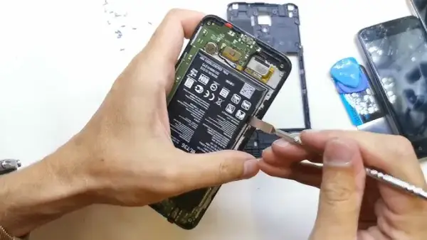Wymiana baterii w LG Zero - uniknij problemów z akumulatorem