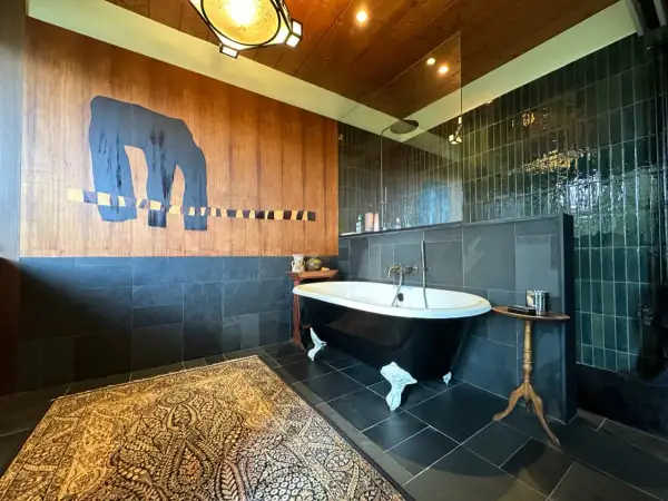 Salle de bain moderne avec baignoire îlot noire. Le nettoyage baignoire acrylique est facile grâce aux matériaux de qualité.