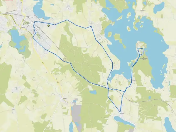 Mapa turystyczna z zaznaczoną trasą wokół miasta nad jeziorem Skiertąg. Widoczne jezioro, lasy i zabudowania.