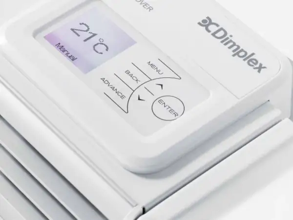 Panel sterowania pieca akumulacyjnego Dimplex z wyświetlaczem temperatury 21°C i przyciskami nawigacyjnymi.