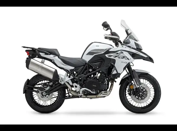 Motocicleta blanca y negra estilo maxi trail, lista para aventuras.