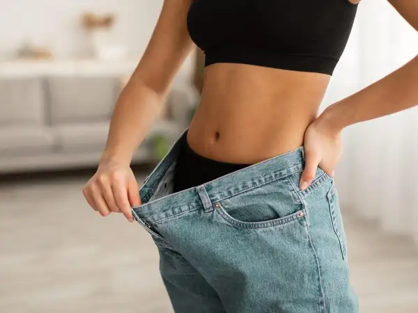 Szczupła sylwetka, luźne dżinsy. Widoczne dieta 8 16 efekty po miesiącu.