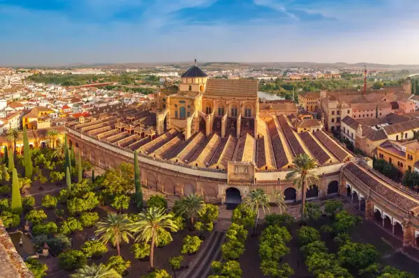 Vista aérea de la Mezquita-Catedral de Córdoba, uno de los monumentos de Córdoba más impresionantes, con su patio de naranjos y la ciudad al fondo.