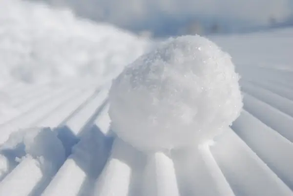 Kula śnieżna na przygotowanym stoku narciarskim. To właśnie jest cold, czyli zimno, które czuć na skórze.