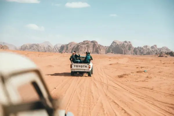 Wyprawa po pustyni w Jordanii. Czy do Jordanii potrzebny jest paszport? Turyści w Toyocie podziwiają skaliste góry.