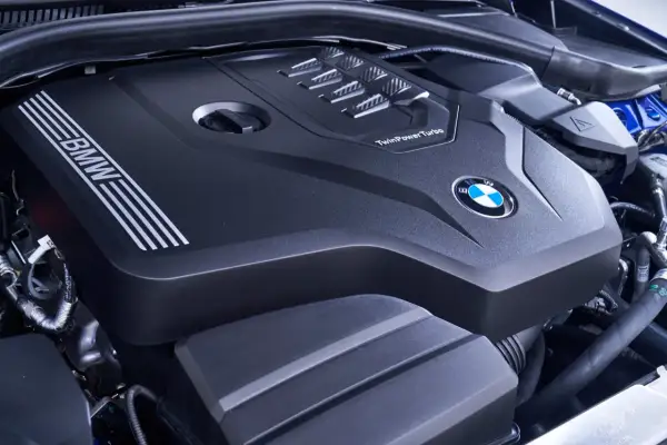 Silnik BMW TwinPower Turbo, model b48, z logo BMW.