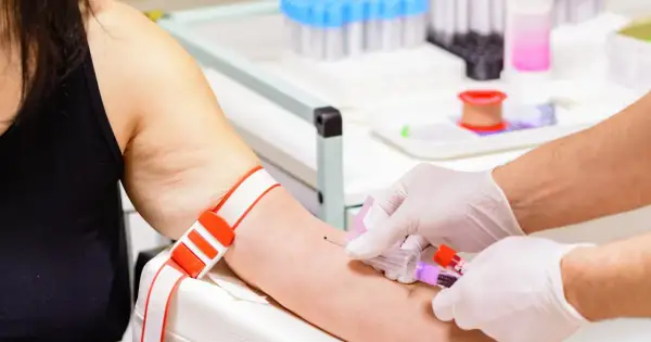 Pobieranie krwi do badań. Pamiętaj, czego nie jeść przed badaniem cholesterolu, by wyniki były wiarygodne.