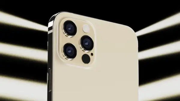 Dettaglio del modulo fotocamera dell'iPhone 12, con tre obiettivi e flash. La fotocamera megapixel cattura ogni dettaglio.