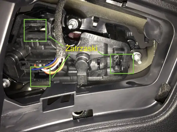 Audi A3 8P wymiana żarówki tył. Widoczne zatrzaski i wiązka przewodów w kloszu lampy.