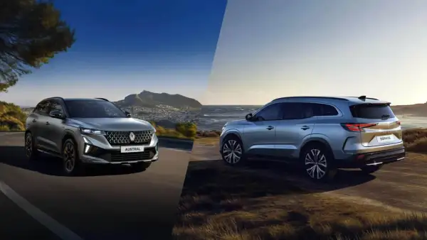 Dwa nowe modele renault suv: srebrny Austral na drodze z widokiem na miasto i góry, oraz błękitny Espace na tle morza i wybrzeża.