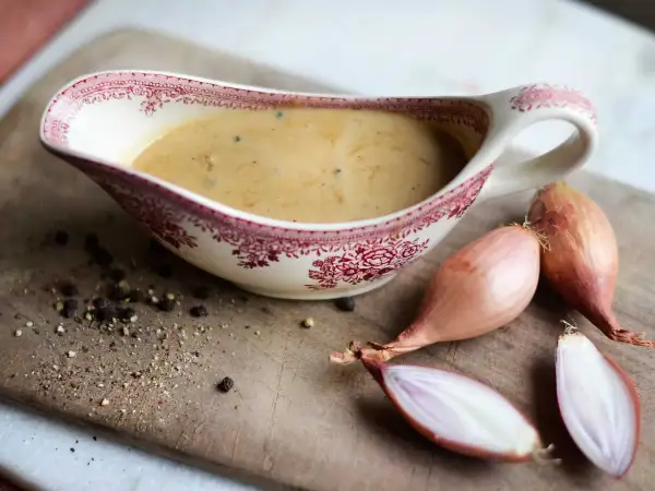 Enkel pepparsås recept med schalottenlök och nymalen svartpeppar i en vacker såssip.