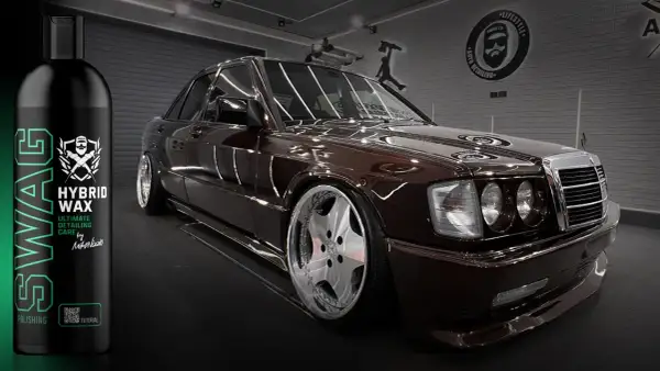 Butelka wosku samochodowego SWAG Hybrid Wax obok lśniącego, brązowego Mercedesa 190.