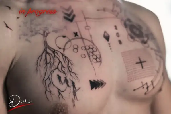 Tatuaje en progreso en el pecho, con un árbol de raíces y figuras humanas. El diseño abstracto se tatúa en la dermis, la capa de la piel donde se deposita la tinta.