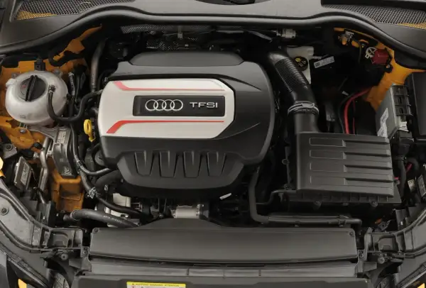 Silnik 2.0 TFSI Audi, serce sportowego samochodu, gotowe do akcji.
