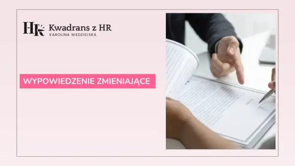 Dwie osoby analizują dokument, jeden z nich wskazuje palcem na tekst. Na ekranie widnieje napis "WYPOWIEDZENIE ZMIENIAJĄCE".