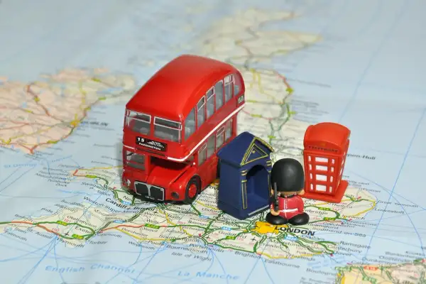Miniaturowy czerwony autobus, budka telefoniczna i żołnierz na mapie Londynu. Ile trwa rozszerzony angielski? Tyle, ile trwa podróż po Wielkiej Brytanii!