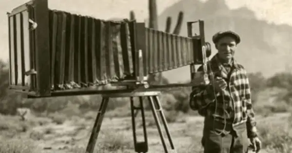 Mężczyzna z aparatami fotograficznymi, które zapoczątkowały historię fotografii. Kto i kiedy wynalazł aparat fotograficzny?